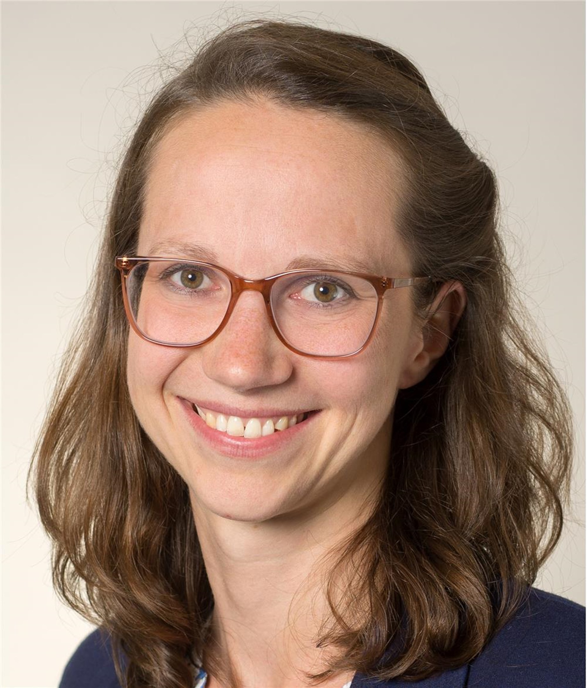 Porträtfoto von Johanna Weiser, sie ist Stiftungsreferentin der Wilhelm Emmanuel von Ketteler-Stiftung.